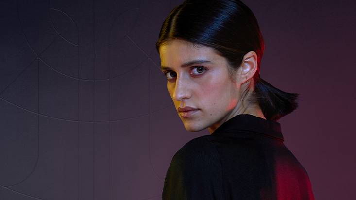 Anya Chalotra, la actriz que interpreta a Haroona de Unknown 9: Awakening.